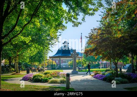 Kiosque à musique et cénotaphe au Memorial Peace Park, district de Maple Ridge, Colombie-Britannique, Canada Banque D'Images