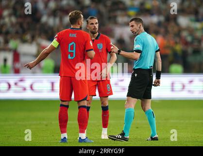 L'arbitre Georgi Kabakov s'entretient avec les Anglais Harry Kane et Jordan Henderson lors du match de qualification de l'UEFA Euro 2024 du Groupe C au Tarczynski Arena de Wroclaw, en Pologne. Date de la photo : Samedi 9 septembre 2023. Banque D'Images