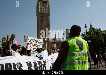 Londres, Royaume-Uni. 09 septembre 2023. Les manifestants marchent de New Scotland Yard à Parliament Square pendant la manifestation appelant à une action criminelle contre le policier qui a tiré sur Chris Kaba. M. Kaba a été tué à Streatham Hill, dans le sud-est de Londres, après que la voiture qu'il conduisait ait a été suivie par une voiture de police anonyme sans lumières ni sirènes. Le 5 septembre 2022. Crédit : SOPA Images Limited/Alamy Live News Banque D'Images