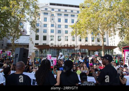 Londres, Royaume-Uni. 09 septembre 2023. Les manifestants écoutent les orateurs à l'extérieur de New Scotland Yard pendant la manifestation appelant à une action criminelle contre le policier qui a tiré sur Chris Kaba. M. Kaba a été tué à Streatham Hill, dans le sud-est de Londres, après que la voiture qu'il conduisait ait a été suivie par une voiture de police anonyme sans lumières ni sirènes. Le 5 septembre 2022. Crédit : SOPA Images Limited/Alamy Live News Banque D'Images