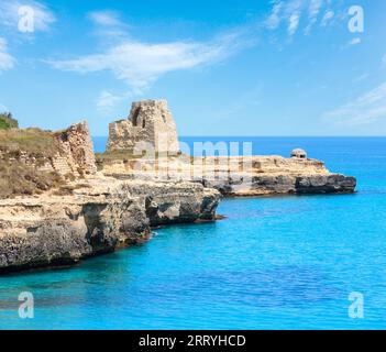 Ruines de fort sur la côte Adriatique pittoresque zone archéologique de Roca Vecchia, Salento, Pouilles, Italie Banque D'Images