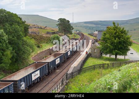 Train de marchandises de wagons à bogies vides se dirigeant vers la gare de Dent, Cumbria sur la ligne de chemin de fer Settle to Carlisle Banque D'Images