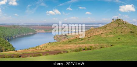 Ukraine sans agression russe. Vue imprenable sur le Dnister River Canyon avec ses rochers, ses champs et ses fleurs pittoresques. Cet endroit nommé Shyshkov Banque D'Images