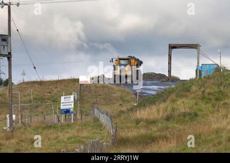 Point d'élimination de Cwmbargoed , sud du pays de Galles, Royaume-Uni. Tombereau fonctionnant entre la mine à ciel ouvert de Ffos-Y-Fran et le point d'élimination de Cwmbargoed avec du charbon à ciel ouvert Banque D'Images