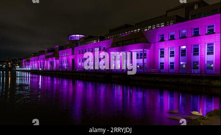 Leith, Édimbourg, Écosse, Royaume-Uni, 09 septembre 2023, Victoria Quay Lights Up : le bâtiment du gouvernement écossais à Victoria Quay est l'un des nombreux bâtiments illuminés à la lumière rose pendant la nuit pour célébrer le Moonwalk d'Édimbourg qui a lieu pendant la nuit. Crédit : Sally Anderson/Alamy Live News Banque D'Images