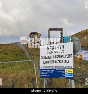 Point d'élimination de Cwmbargoed , sud du pays de Galles, Royaume-Uni. Tombereau fonctionnant entre la mine à ciel ouvert de Ffos-Y-Fran et le point d'élimination de Cwmbargoed avec du charbon à ciel ouvert Banque D'Images