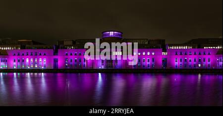 Leith, Édimbourg, Écosse, Royaume-Uni, 09 septembre 2023, Victoria Quay Lights Up : le bâtiment du gouvernement écossais à Victoria Quay est l'un des nombreux bâtiments illuminés à la lumière rose pendant la nuit pour célébrer le Moonwalk d'Édimbourg qui a lieu pendant la nuit. Crédit : Sally Anderson/Alamy Live News Banque D'Images