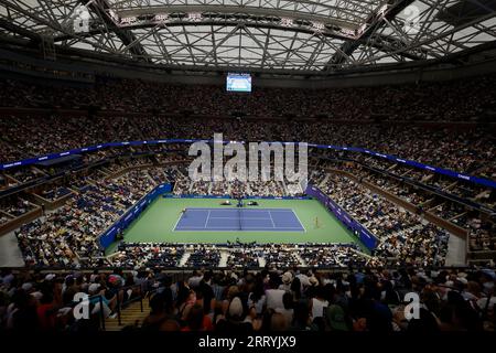 Flushing Meadow, États-Unis. 09 septembre 2023. Une vue générale du stade Arthur Ashe alors qu'Aryna Sabalenka de Biélorussie affronte Coco Gauff dans le match de la finale féminine de l'US Open de tennis Championships 2023 au USTA Billie Jean King National tennis Center à New York le samedi 9 septembre 2023. Photo de Corey Sipkin/UPI crédit : UPI/Alamy Live News Banque D'Images