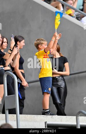 Wroclaw, Pologne. 09 septembre 2023. WROCLAW, POLOGNE - 9 SEPTEMBRE 2023 - Un garçon agite un drapeau ukrainien miniature lors de la ronde de qualification de l'UEFA EURO 2024 Matchday 5 Group C match entre l'Ukraine et l'Angleterre à la Tarczynski Arena, Wroclaw, Pologne. Crédit : UKRINFORM/Alamy Live News Banque D'Images