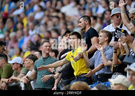 Wroclaw, Pologne. 09 septembre 2023. WROCLAW, POLOGNE - 9 SEPTEMBRE 2023 - les fans ukrainiens acclament les tribunes lors de la ronde de qualification de l'UEFA EURO 2024 Matchday 5 Group C match contre l'Angleterre à la Tarczynski Arena, Wroclaw, Pologne. Crédit : UKRINFORM/Alamy Live News Banque D'Images