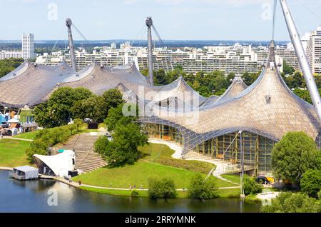 Vue aérienne du parc olympique en été, Munich, Allemagne. Vue panoramique de la conception de l'architecture moderne de l'Olympiapark, monument de Munchen. Paysage de toits l Banque D'Images