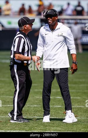 Boulder, Colorado, États-Unis. 09 septembre 2023. L'entraîneur-chef des Buffaloes du Colorado Deion Sanders discute avec un arbitre dans le match de football entre le Colorado et le Nebraska à Boulder, CO Derek Regensburger/CSM/Alamy Live News Banque D'Images