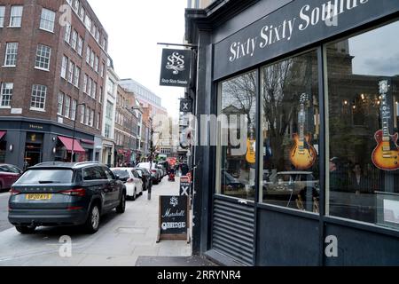 Sixty six Sounds, Music shop sur l'allée Tin pan de londres, Denmark Street, St Giles, Londres, avril 2023 Banque D'Images