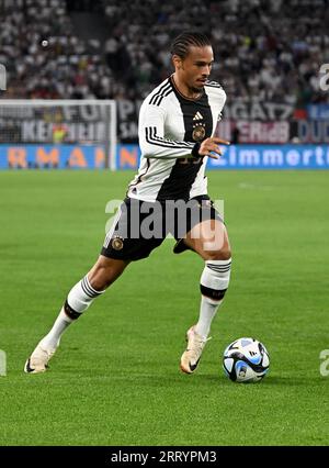 Wolfsburg, Allemagne. 10 septembre 2023. Football : internationaux, Allemagne - Japon, Volkswagen Arena, Leroy Sane allemand sur le ballon. REMARQUE IMPORTANTE : conformément aux exigences de la DFL Deutsche Fußball Liga et de la DFB Deutscher Fußball-Bund, il est interdit d'utiliser ou de faire utiliser des photographies prises dans le stade et/ou du match sous forme de séquences et/ou de séries de photos de type vidéo. Crédit : Julian Stratenschulte/dpa/Alamy Live News Banque D'Images