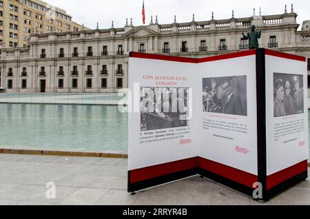 Photographies et mots en mémoire de Salvado Allende devant le palais de la Moneda, Santiago Banque D'Images