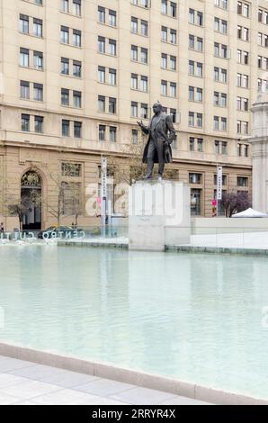 La statue du président Arturo Alessandri devant le palais de la Moneda, Santiago, Chili Banque D'Images
