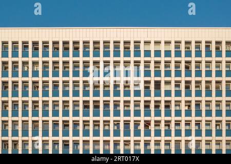 Extérieur extérieur vue de face de la façade moderne avec fenêtres rectangulaires typiques ouvertes et fermées. Banque D'Images