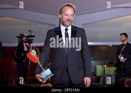 Venise, Italie. 09 septembre 2023. VENISE, ITALIE - 09 SEPTEMBRE : Peter Sarsgaard pose avec la Coppa Volpi pour le meilleur acteur pour le film "Memory" lors du photocall du vainqueur au 80e Festival International du film de Venise le 09 septembre 2023 à Venise, Italie. Crédit : dpa/Alamy Live News Banque D'Images