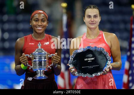 New York, États-Unis, 9 septembre 2023. La finaliste Aryna Sabalenka et la joueuse de tennis américaine Coco Gauff avec le trophée US Open 2023 au Billie Jean King National tennis Center le samedi 9 septembre 2023. © Juergen Hasenkopf / Alamy Live News Banque D'Images