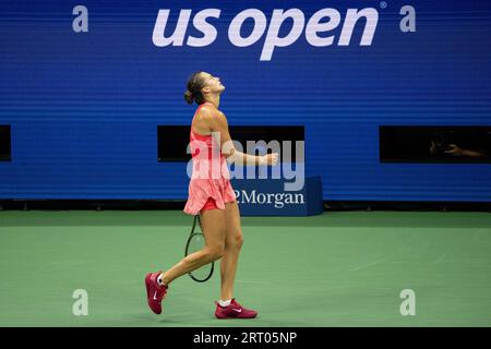 New York, États-Unis. 9 septembre 2023. Aryna Sabalenka, de Biélorussie, réagit lors du match de finale en simple féminin contre Coco Gauff, des États-Unis, aux championnats de tennis US Open 2023 à New York, aux États-Unis, le 9 septembre 2023. Crédit : Liu Jie/Xinhua/Alamy Live News Banque D'Images