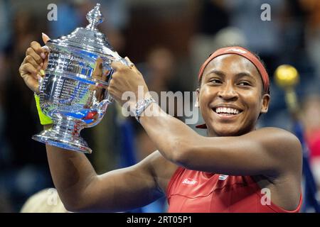 New York, États-Unis. 9 septembre 2023. Coco Gauff, des États-Unis, célèbre lors de la cérémonie de remise des prix pour les simples féminins aux championnats de tennis US Open 2023 à New York, aux États-Unis, le 9 septembre 2023. Crédit : Liu Jie/Xinhua/Alamy Live News Banque D'Images