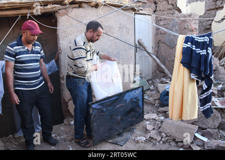 (230910) -- MARRAKECH, 10 septembre 2023 (Xinhua) -- des gens nettoient leur maison endommagée après un tremblement de terre de magnitude 6,8 à Tahannaout, Maroc, le 9 septembre 2023. Un tremblement de terre de magnitude 6,8 a frappé le Maroc vendredi à 11:11 heures heure locale (2211 GMT) à une profondeur de 18,5 km, a déclaré le United States Geological Survey. L'épicentre du tremblement de terre était près de la ville d'Ighil dans la province d'Al Haouz, à environ 70 km au sud-ouest de Marrakech. Le séisme a coûté la vie à 2 012 personnes et en a blessé 2 059, dont 1 404 dans un état grave, selon la dernière mise à jour du ministère de l'intérieur du pays sur Satu Banque D'Images