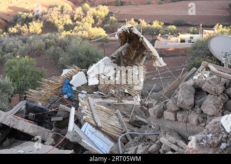 (230910) -- MARRAKECH, 10 septembre 2023 (Xinhua) -- cette photo prise le 9 septembre 2023 montre des bâtiments endommagés après un tremblement de terre de magnitude 6,8 à Tahannaout, au Maroc. Un tremblement de terre de magnitude 6,8 a frappé le Maroc vendredi à 11:11 heures heure locale (2211 GMT) à une profondeur de 18,5 km, a déclaré le United States Geological Survey. L'épicentre du tremblement de terre était près de la ville d'Ighil dans la province d'Al Haouz, à environ 70 km au sud-ouest de Marrakech. Le séisme a coûté la vie à 2 012 personnes et en a blessé 2 059, dont 1 404 dans un état grave, selon la dernière mise à jour du Minist intérieur du pays Banque D'Images