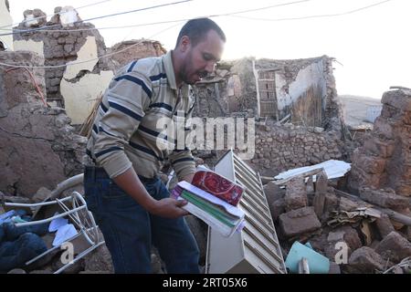 (230910) -- MARRAKECH, 10 septembre 2023 (Xinhua) -- Un homme cherche ses biens parmi les décombres de bâtiments endommagés après un tremblement de terre de magnitude 6,8 à Tahannaout, Maroc, le 9 septembre 2023. Un tremblement de terre de magnitude 6,8 a frappé le Maroc vendredi à 11:11 heures heure locale (2211 GMT) à une profondeur de 18,5 km, a déclaré le United States Geological Survey. L'épicentre du tremblement de terre était près de la ville d'Ighil dans la province d'Al Haouz, à environ 70 km au sud-ouest de Marrakech. Le séisme a coûté la vie à 2 012 personnes et en a blessé 2 059, dont 1 404 dans un état grave, selon la dernière mise à jour de Banque D'Images