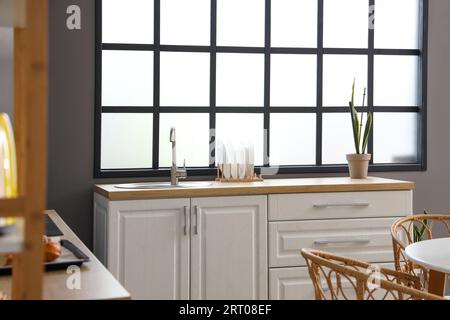 Intérieur de la cuisine moderne avec comptoirs blancs et évier Banque D'Images