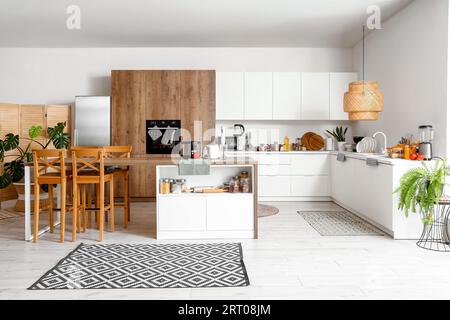 Intérieur de la cuisine légère avec des appareils modernes sur la table en bois Banque D'Images