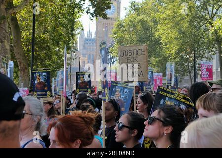 Londres, Royaume-Uni. 9 septembre 2023. La famille et les amis de Chris Kaba ont été rejoints par des militants pour marcher le premier anniversaire de sa mort après qu'il ait été tué par balle par un officier de police armé de la Metropolitan, à la suite d'une poursuite dans un véhicule de police anonyme dans le sud de Londres. Sa famille cherche à obtenir des comptes pour les actions de l'agent de police et une décision d'accusation par le Crown Prosecution System (CPS), frustré par les retards. Crédit : Photographie de onzième heure / Alamy Live News Banque D'Images