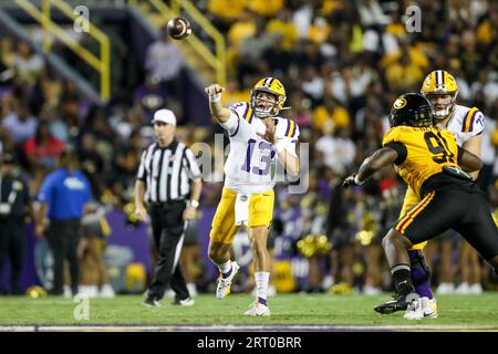 Baton Rouge, LOUISIANE, États-Unis. 09 septembre 2023. Garrett Nussmeier (13), quarterback de la LSU, délivre une passe lors d'un match de football entre les Grambling State Tigers et les Tigers de la LSU au Tiger Stadium de Baton Rouge, EN LOUISIANE. Jonathan Mailhes/CSM/Alamy Live News Banque D'Images