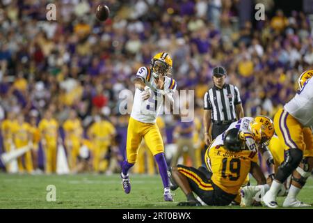 Baton Rouge, LOUISIANE, États-Unis. 09 septembre 2023. Jayden Daniels (5), le quarterback de la LSU, délivre une passe lors d'un match de football de la NCAA entre les Grambling State Tigers et les Tigers de la LSU au Tiger Stadium de Baton Rouge, EN LOUISIANE. Jonathan Mailhes/CSM/Alamy Live News Banque D'Images