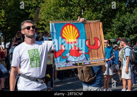 La Haye, pays-Bas. 09 septembre 2023. Un manifestant pose pour une photo avec sa pancarte pour exprimer son opinion pendant la manifestation. Des milliers d'activistes climatiques de la rébellion d'extinction ont bloqué l'autoroute A12 à la Haye, aux pays-Bas. Ils essaient de faire pression sur le gouvernement pour qu’il cesse immédiatement d’investir dans les combustibles fossiles à cause du changement climatique. Crédit : SOPA Images Limited/Alamy Live News Banque D'Images