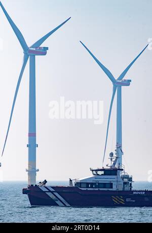 09 septembre 2023, Mecklembourg-Poméranie occidentale, Sassnitz : des éoliennes offshore sont installées dans le parc éolien Arcadis Ost 1 au large de l'île de Rügen, en mer Baltique. Selon la Offshore Wind Energy Foundation, 1,3 gigawatts de capacité sont actuellement installés dans la mer Baltique allemande (7,1 en mer du Nord). Selon cela, cinq parcs éoliens alimentent le réseau en totalité ou en partie. Au large de l’île de Rügen, le parc éolien Arcadis Ost 1 de l’entreprise énergétique belge Parkwinds fournit la première électricité depuis le début de l’année. Le parc éolien de 257 mégawatts est sche Banque D'Images