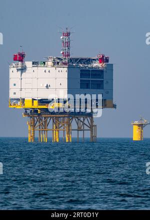 09 septembre 2023, Mecklembourg-Poméranie occidentale, Sassnitz : la sous-station offshore du parc éolien Baltic Eagle se trouve dans la mer Baltique depuis le 17 février 2023. Selon la Offshore Wind Energy Foundation, 1,3 gigawatts de capacité sont actuellement installés dans la mer Baltique allemande (7,1 en mer du Nord). Selon cela, cinq parcs éoliens alimentent entièrement ou partiellement le réseau. Au large de l’île de Rügen, le parc éolien Arcadis Ost 1 de l’entreprise énergétique belge Parkwinds fournit la première électricité depuis le début de l’année. Le parc éolien de 257 mégawatts est prévu Banque D'Images