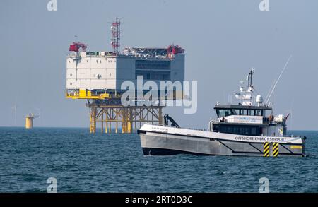 09 septembre 2023, Mecklembourg-Poméranie occidentale, Sassnitz : la sous-station offshore du parc éolien Baltic Eagle se trouve dans la mer Baltique depuis le 17 février 2023. Selon la Offshore Wind Energy Foundation, 1,3 gigawatts de capacité sont actuellement installés dans la mer Baltique allemande (7,1 en mer du Nord). Selon cela, cinq parcs éoliens alimentent entièrement ou partiellement le réseau. Au large de l’île de Rügen, le parc éolien Arcadis Ost 1 de l’entreprise énergétique belge Parkwinds fournit la première électricité depuis le début de l’année. Le parc éolien de 257 mégawatts est prévu Banque D'Images