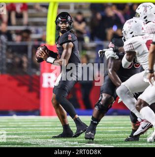 Piscataway, New Jersey, États-Unis. 09 septembre 2023. Gavin Wimsatt (2 ans), quarterback des Rutgers Scarlet Knights, se tient dans la poche lors du match de football de la NCAA entre les Temple Owls et les Rutgers Scarlet Knights au SHI Stadium de Piscataway, New Jersey Mike Langish/CSM/Alamy Live News Banque D'Images