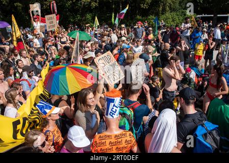 La Haye, pays-Bas. 09 septembre 2023. Les manifestants brandissent des pancartes, des banderoles et un drapeau pendant la manifestation. Des milliers d'activistes climatiques de la rébellion d'extinction ont bloqué l'autoroute A12 à la Haye, aux pays-Bas. Ils essaient de faire pression sur le gouvernement pour qu’il cesse immédiatement d’investir dans les combustibles fossiles à cause du changement climatique. (Photo Krisztian Elek/SOPA Images/Sipa USA) crédit : SIPA USA/Alamy Live News Banque D'Images