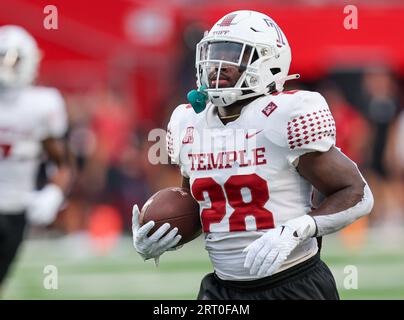 Piscataway, New Jersey, États-Unis. 09 septembre 2023. Le retour Darvon Hubbard (28) de Temple Owls se réchauffe pendant le match de football de la NCAA entre les Temple Owls et les Rutgers Scarlet Knights au SHI Stadium de Piscataway, New Jersey Mike Langish/CSM/Alamy Live News Banque D'Images