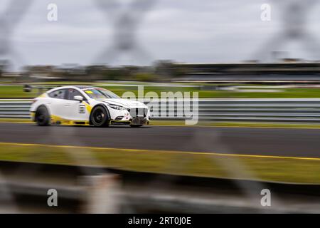 Sandown Park, Australie. 10 septembre 2023. Warren Cleeland descend le dos droit dans son MARC Mazda. Crédit : James Forrester/Alamy Live News Banque D'Images