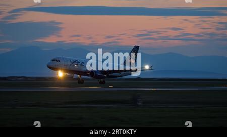 Richmond, Colombie-Britannique, Canada. 5 septembre 2023. Un avion de ligne Airbus A320 de JetBlue Airways (N529JB) atterrit au crépuscule, à l'aéroport international de Vancouver. (Image de crédit : © Bayne Stanley/ZUMA Press Wire) USAGE ÉDITORIAL SEULEMENT! Non destiné à UN USAGE commercial ! Banque D'Images