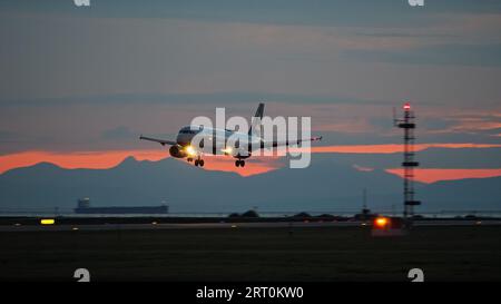 Richmond, Colombie-Britannique, Canada. 5 septembre 2023. Un avion de ligne Airbus A320 de JetBlue Airways (N529JB) atterrit au crépuscule, à l'aéroport international de Vancouver. (Image de crédit : © Bayne Stanley/ZUMA Press Wire) USAGE ÉDITORIAL SEULEMENT! Non destiné à UN USAGE commercial ! Banque D'Images