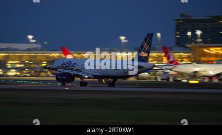 Richmond, Colombie-Britannique, Canada. 5 septembre 2023. Un avion de ligne Airbus A320 de JetBlue Airways (N529JB) atterrit au crépuscule, à l'aéroport international de Vancouver. (Image de crédit : © Bayne Stanley/ZUMA Press Wire) USAGE ÉDITORIAL SEULEMENT! Non destiné à UN USAGE commercial ! Banque D'Images