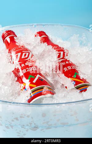 ZHONGSHAN GUANGDONG Chine-juillet 15 2023 : bouteille de Coca-Cola spécialement pour les Jeux olympiques d'hiver de Pékin 2022 avec de la glace dans un seau glacé. Banque D'Images