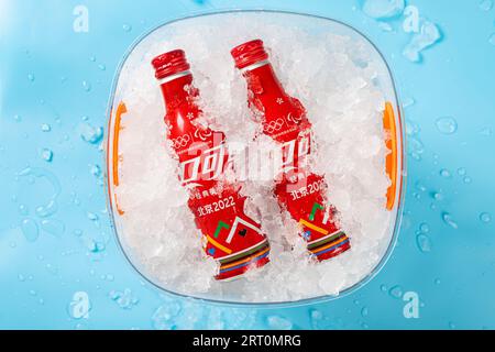 ZHONGSHAN GUANGDONG Chine-juillet 15 2023 : bouteille de Coca-Cola spécialement pour les Jeux olympiques d'hiver de Pékin 2022 avec de la glace dans un seau glacé. Banque D'Images