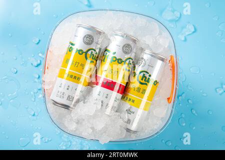 ZHONGSHAN GUANGDONG Chine-juillet 15 2023 : Coca-Colas produit Topo Chico Hard Seltzer avec de la glace dans un seau glacé, il mélange de l'eau pétillante purifiée, gluten-fr Banque D'Images