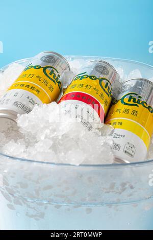 ZHONGSHAN GUANGDONG Chine-juillet 15 2023 : Coca-Colas produit Topo Chico Hard Seltzer avec de la glace dans un seau glacé, il mélange de l'eau pétillante purifiée, gluten-fr Banque D'Images