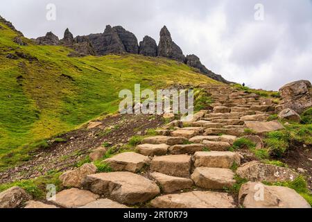Sentier de montée raide rempli de pierres jusqu'au célèbre Old Man of Storr sur l'île de Skye, en Écosse. Banque D'Images
