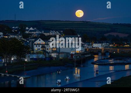 Pleine lune sur Wadebridge à marée basse à Cornwall, Royaume-Uni Banque D'Images